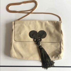Pozanta tan bag with green tassel and gold chain